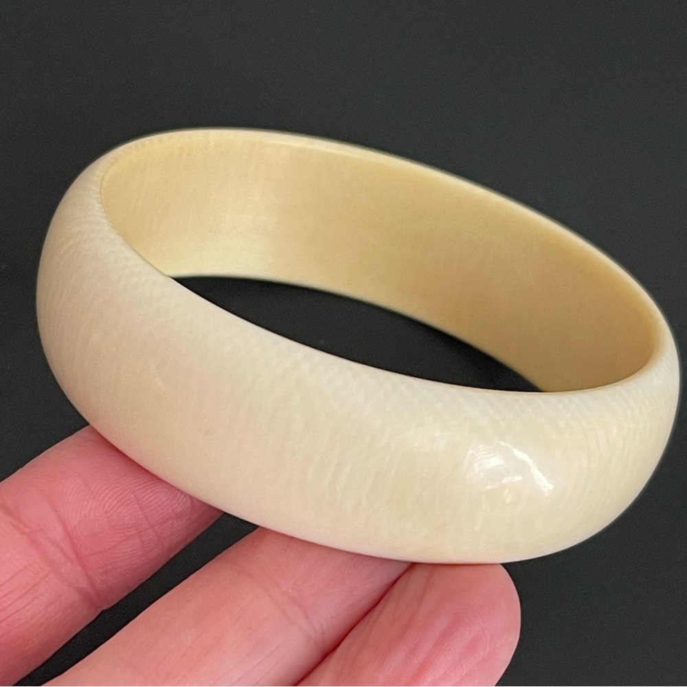 Vintage genuine Ivory bangle bracelet. - Picture 3 of 14